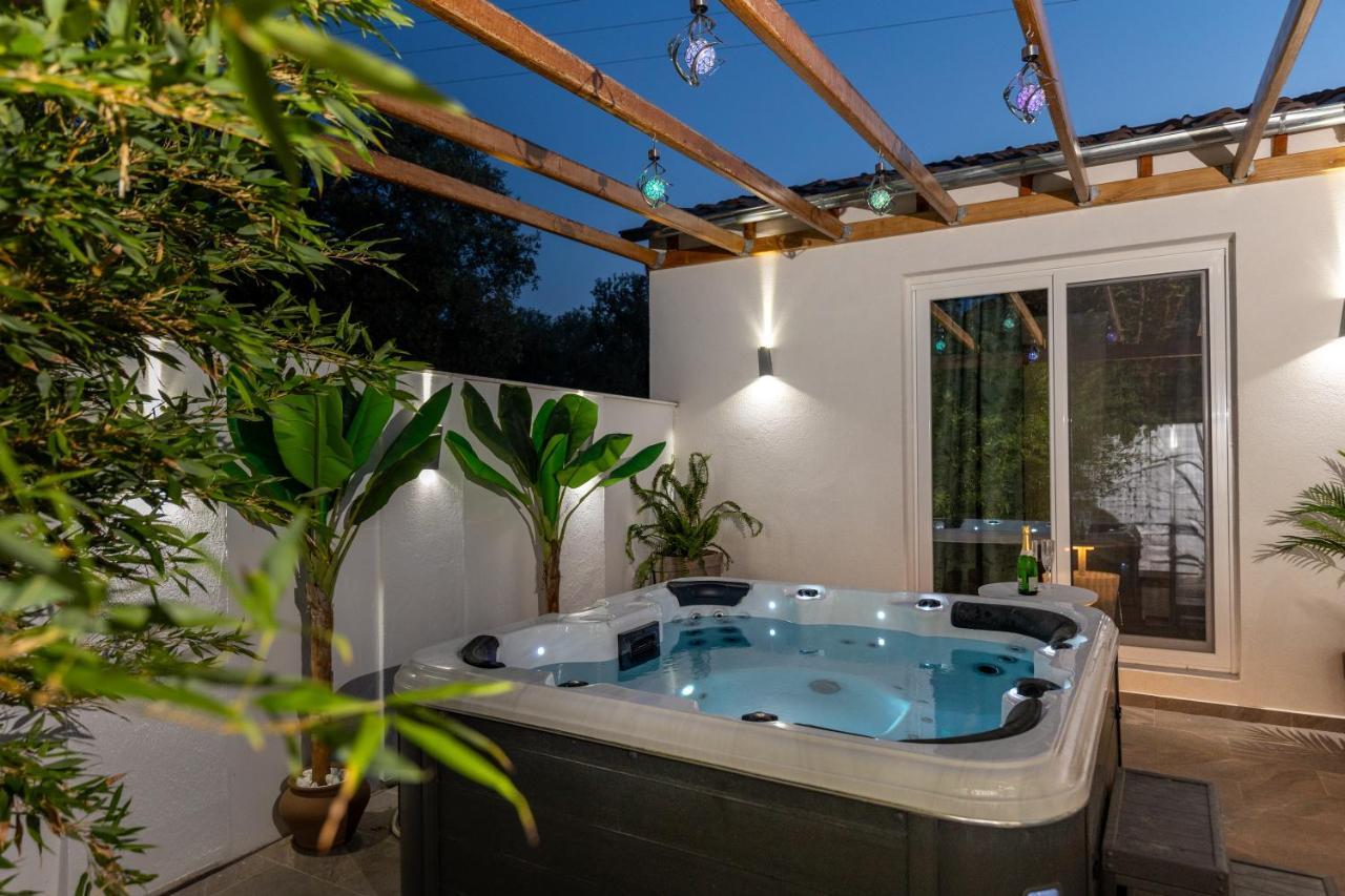 Jacuzzi Deluxe Villa Skala Sotiros Exterior photo